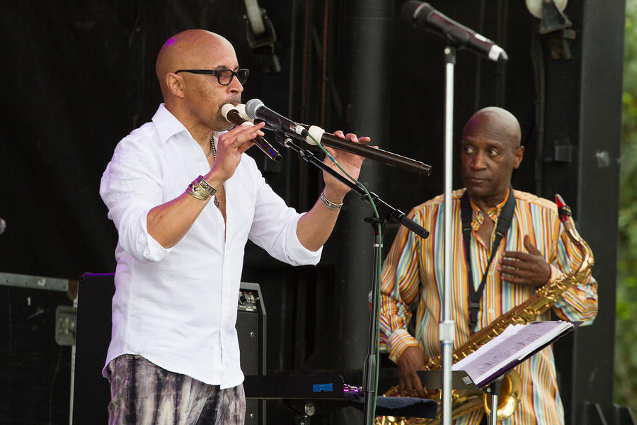 Renard plays two recorders