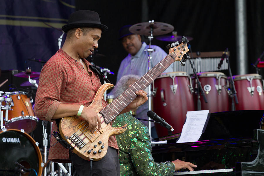 Roland Guerin on bass