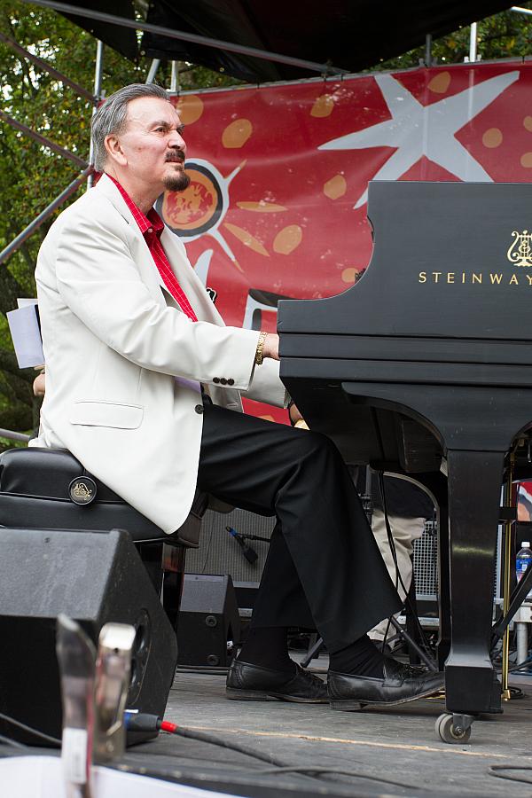 Ronnie Kole on piano