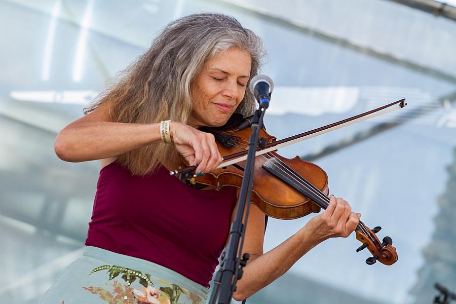 Neti Vaan on violin