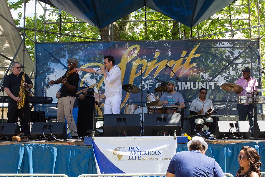 Fredy Omar con su Banda