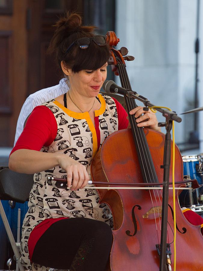 Helen Gillet on cello
