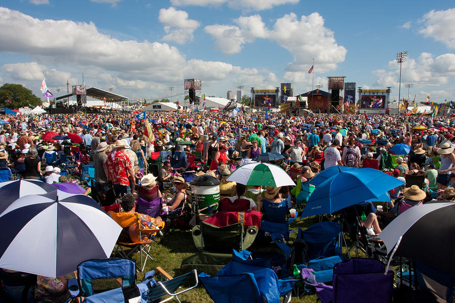 Acura Stage crowd for Voice of the Wetlands All-Stars