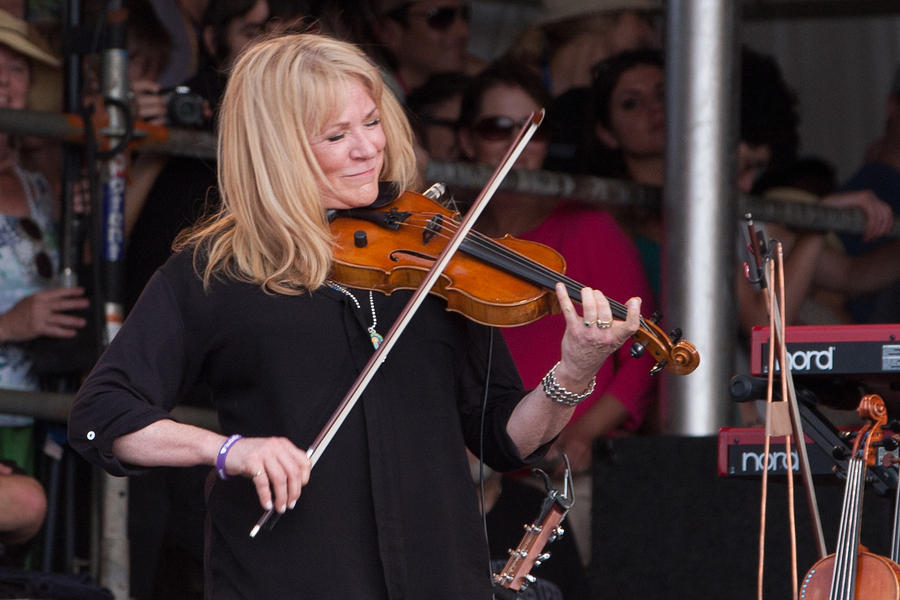 Soozie Tyrell on violin