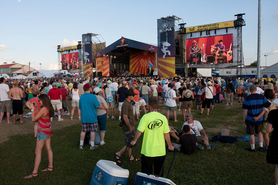 Acura crowd for Jimmy Buffet acoustic
