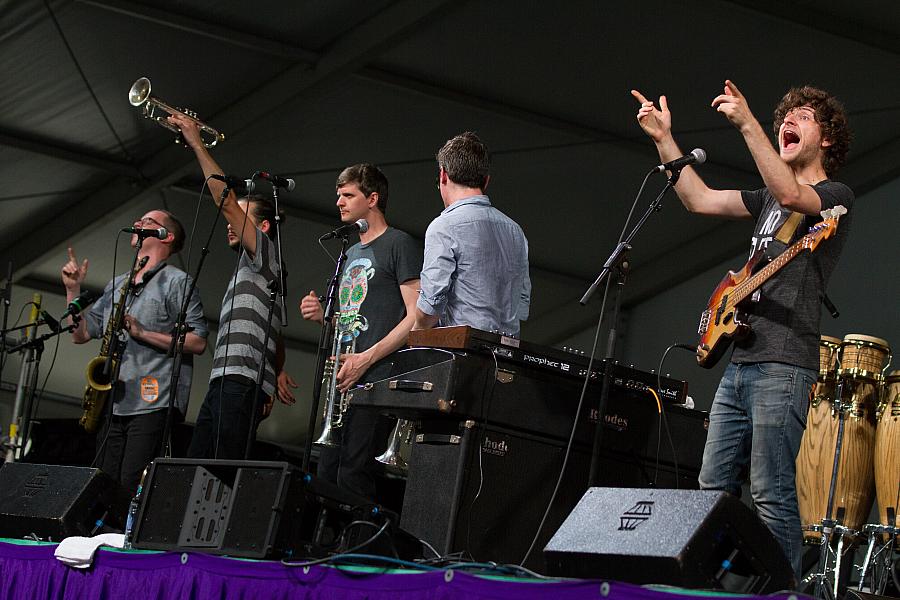 Band Members Thank the Crowd