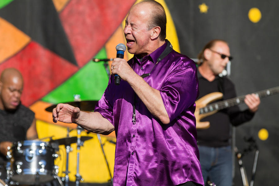 Emilio Castillo sings