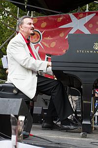 Ronnie Kole on piano