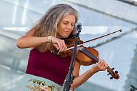 Neti Vaan on violin
