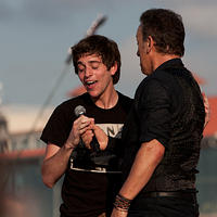 Bruce gives fan the mic