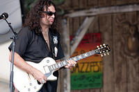 Andre Nizzari on guitar