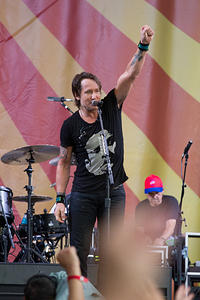 Keith thanks the crowd