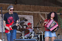 Andre Nizzari on guitar