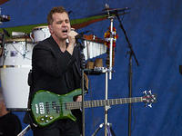 Jason Scheff on guitar