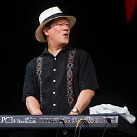 Peter Cho on keyboard